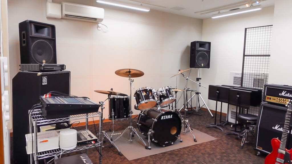 楽器店にある練習スタジオの写真
